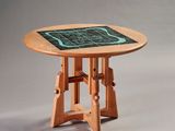 une table en bois sur laquelle est posé un carreau vert