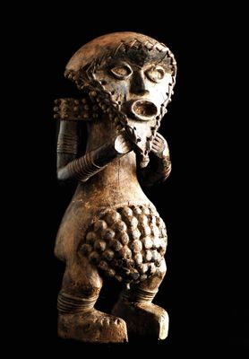 l'image d'une statue d'un homme avec un chapeau sur la tête