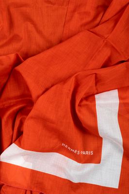 un t-shirt orange avec une bande blanche sur le devant et une bande blanche dans le dos