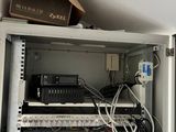 une boîte contenant un ensemble de câbles