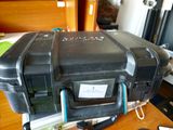 une valise noire posée sur une table en bois