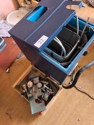 une boîte bleue contenant tout un tas de fils