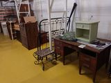 une chambre équipée d'un bureau, d'une chaise, d'un lit et d'autres meubles