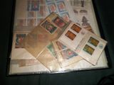 une photo d'une photo représentant une collection de timbres posée sur une table