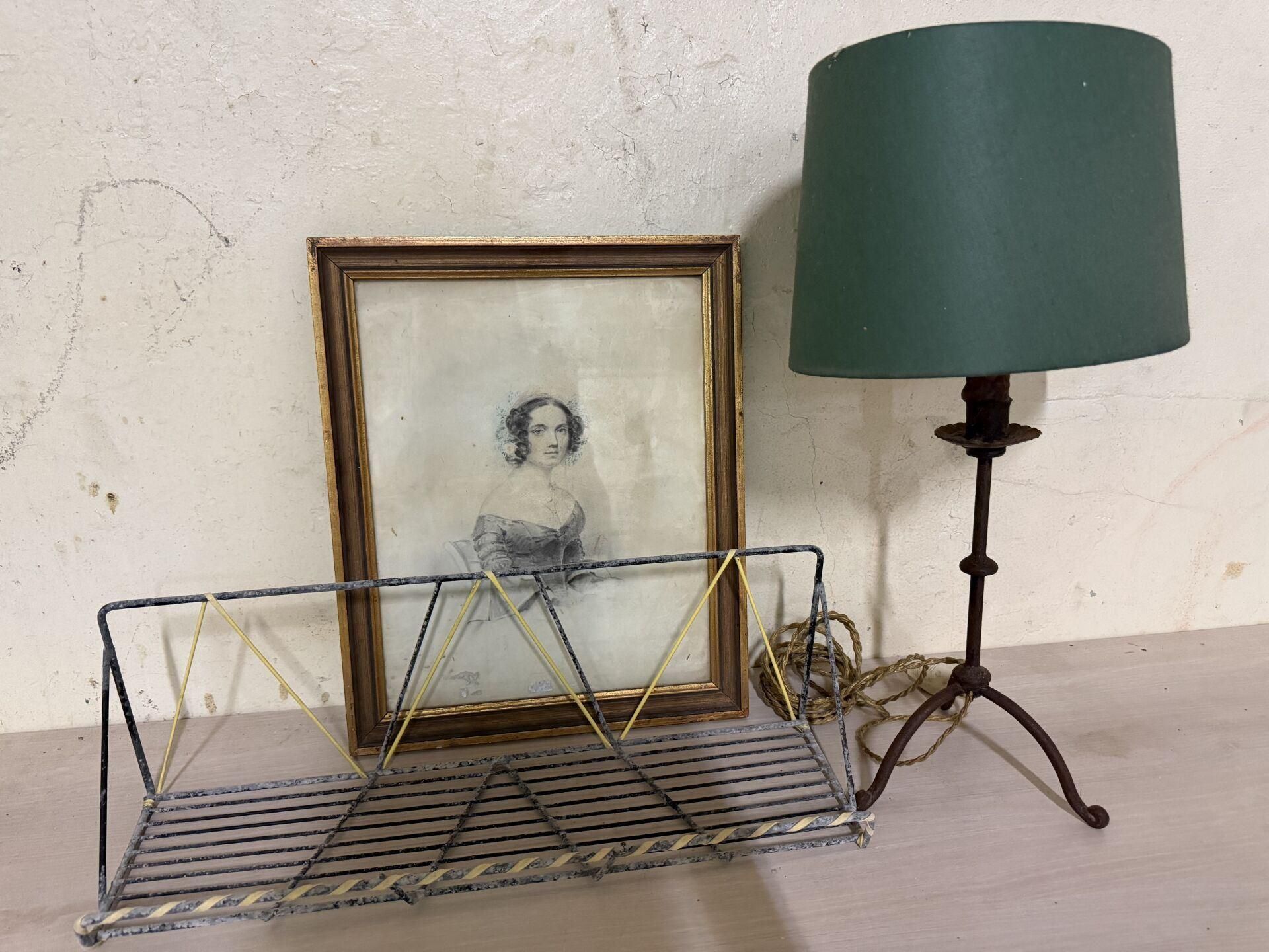 Lot comprenant une lampe à piètement en fer, une étagère mur…