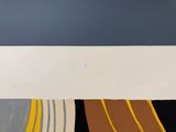 une peinture abstraite représentant des bandes noires, blanches, jaunes et marron sur un mur blanc