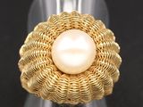 un gros plan d'une bague contenant une perle
