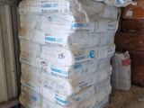 une grande pile de sacs de ciment dans un bâtiment