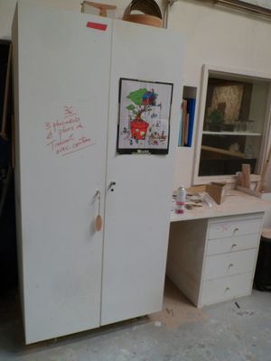 un réfrigérateur qui se trouve dans une pièce avec un bureau