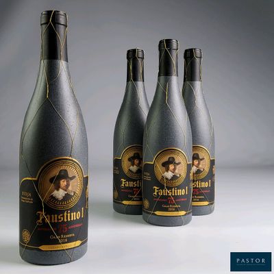 trois bouteilles de vin sur lesquelles figure l'image d'un homme portant un chapeau de cow-boy