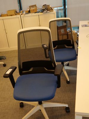 un bureau avec une chaise et un ordinateur dessus