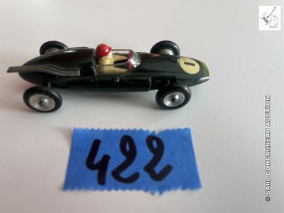 une petite voiture noire surmontée d'un chapeau rouge