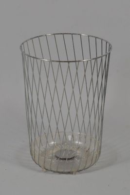 une tasse en verre posée sur une table