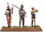 trois figurines représentant des hommes vêtus de costumes médiévaux et tenant des armes