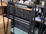 un lit superposé au milieu d'une pièce, avec des cartons par terre