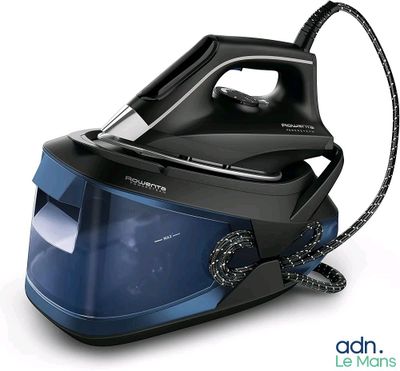 un fer à repasser à vapeur noir et bleu posé sur une surface blanche