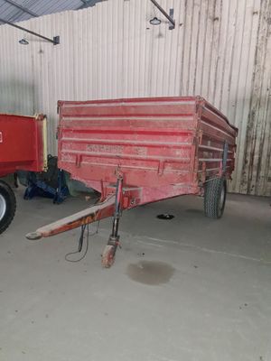 une photo d'une caravane rouge garée dans un garage