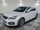 la voiture blanche est garée sur un carrelage à carreaux