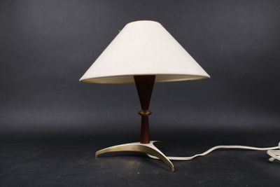 une lampe de table surmontée d'un abat-jour blanc