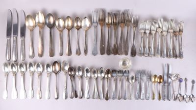 beaucoup de cuillères et de fourchettes en argent sur la table