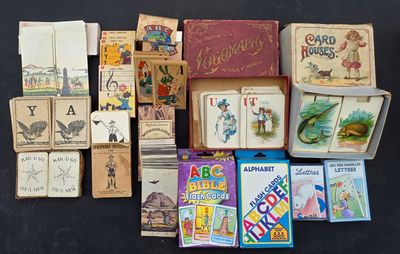 beaucoup de livres et de jeux pour enfants sur la table