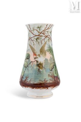 un vase en verre orné d'un motif représentant un oiseau