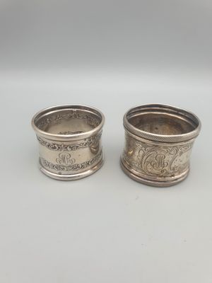 une paire de serviettes en argent
