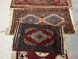 Trois tapis sont disposés sur le sol dans une pièce