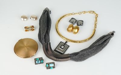 Plusieurs bijoux sont disposés sur une surface blanche