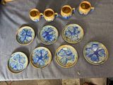 une table garnie de nombreuses assiettes et tasses bleues et blanches