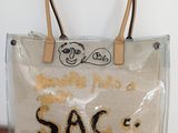 le sac est posé sur la table ; le nom « Sage » y est inscrit