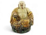 une image représentant une statue d'un Bouddha souriant assis en position du lotus