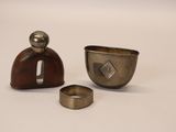 deux petits objets métalliques posés sur une surface blanche