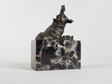 statue d'un chien posée sur un bloc de marbre, sur fond blanc