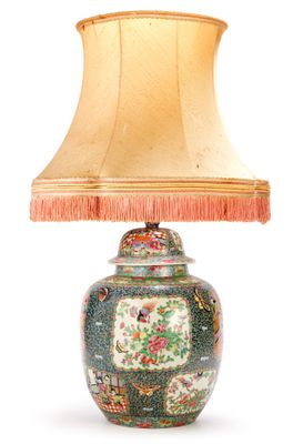une lampe posée sur une table