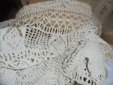 une couverture blanche au crochet posée sur une chaise