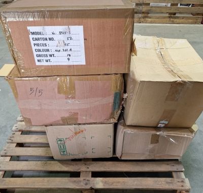 une pile de boîtes sur une palette dans un entrepôt