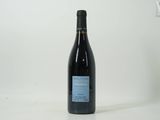 la bouteille de vin est posée sur la table à côté du mur