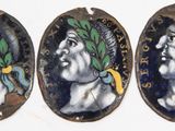 trois médaillons ovales représentant un homme couronné d'une couronne de fleurs et une femme couronnée d'une couronne de fleurs