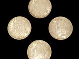 quatre pièces de monnaie britanniques sont disposées en cercle sur un fond noir