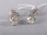 paire de boucles d'oreilles en diamant sur fond blanc
