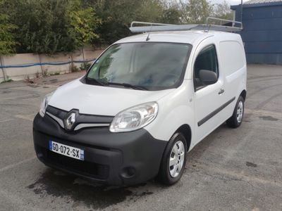 une camionnette blanche garée dans un parking