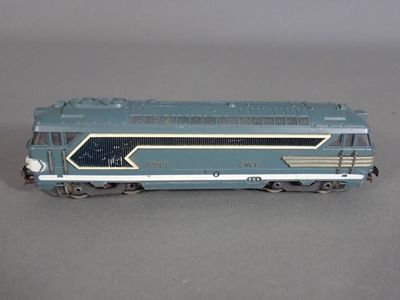 un petit train posé sur une table