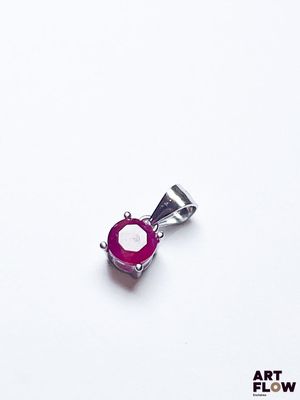 pendentif violet en forme de cœur muni d'une bélière en argent, sur fond blanc
