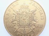 une image représentant une pièce d'or sur laquelle figurent des armoiries et une couronne