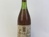 une bouteille de vin posée sur une table
