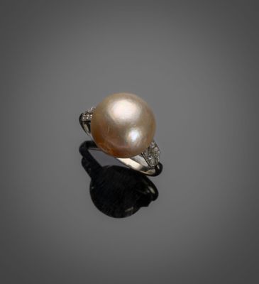 une bague en perles et diamants