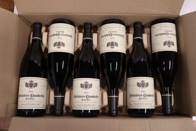 six bouteilles de vin dans un carton sur une table