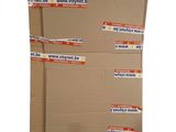 trois cartons empilés les uns sur les autres sur une surface blanche