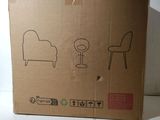 une boîte en carton sur laquelle est dessiné une chaise et une table